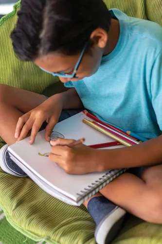 Vista 4 de UCREATE Diario de bocetos, peso medio, 11 x 9 pulgadas, 70 hojas (PCAR53007) Supports classroom learning, crafts and creative activities