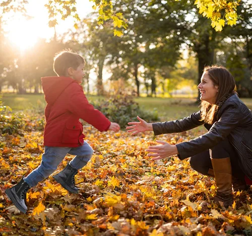 Vista 5 de DADAWEN Botas de tobillo con purpurina para niños y niñas, zapatos de combate impermeables con cremallera lateral para niños pequeños, niños grandes