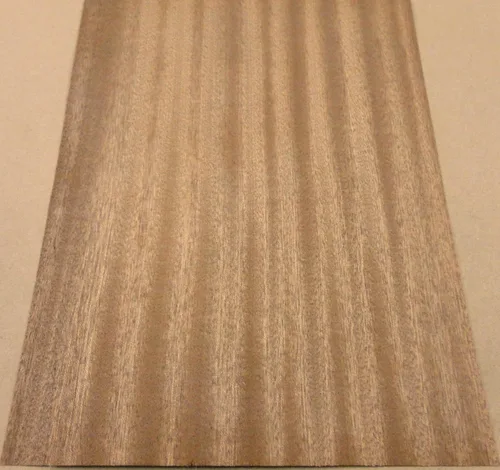Vista 3 de Cinta Sapele Chapa de madera de caoba 12" x 12" con respaldo fenólico 1/20" HPL