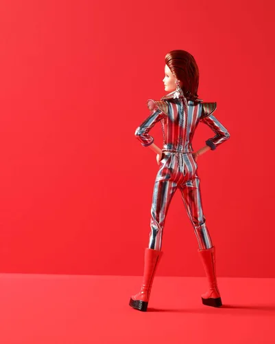 Vista 2 de Barbie como muñeca coleccionista David Bowie, 11.5 pulgadas, en traje espacial Ziggy Stardust