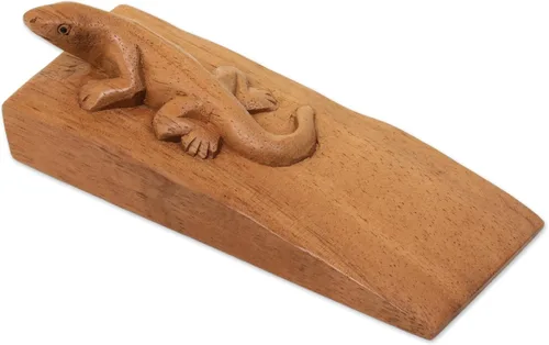 Vista 4 de NOVICA Tope de puerta de lagarto de madera de Suar tallado a mano marrón, 'Handy Gecko In Brown
