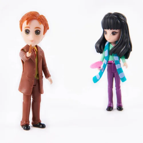 Vista 3 de Wizarding World Harry Potter, Magical Minis - Set de figuras de Cho Chang y George Weasley con 2 accesorios para muñecas, juguetes para niños de 6