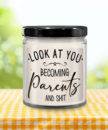 Vista 4 de Vela con texto en inglés «Look at You Becoming Parents» Ideas para baby shower para mamá y papá por primera vez que esperan madre y padre, recuerdo