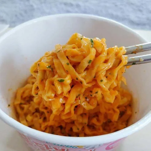 Vista 8 de Buldak Ramen Fideos – Sabor Carbonara – Taza 6 unidades – Fideos Ramen Picantes Samyang Buldak Ramen Coreano Picante Hot Chicken Stir-Fried Cup