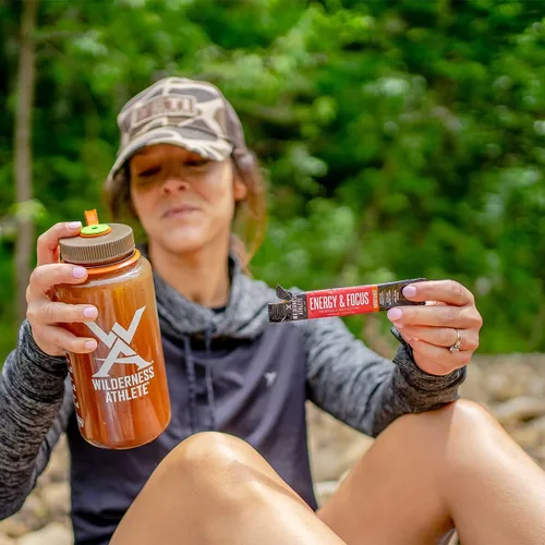 Vista 3 de Wilderness Athlete - Energía y concentración Preentrenamiento energético para mujeres y hombres - Mezcla de bebida energética en polvo con cafeína