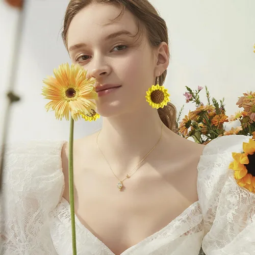 Vista 4 de Aretes colgantes únicos y ligeros hechos a mano con forma de girasol grande, bonitos aretes de gancho floral de flor bohemia para mujer, fiesta