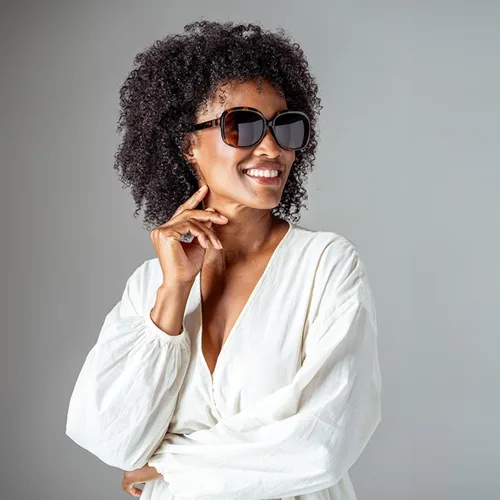 Vista 6 de OPTIMUM OPTICAL Gafas de sol protectoras UV atemporales para hombres y mujeres