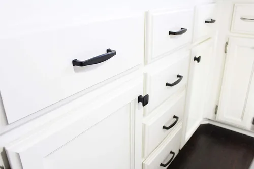 Vista 6 de Formosa Design Hardware - Paquete de manijas y perillas negras para gabinetes (5 pomos cuadrados)