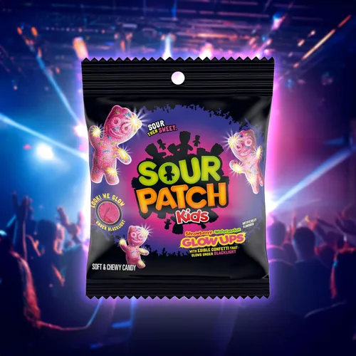 Vista 6 de SOUR PATCH KIDS Glow Ups Caramelos suaves y masticables de fresa, sandía