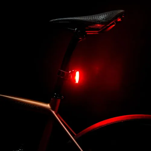 Vista 7 de LEZYNE Zecto Drive Max - Luz trasera LED impermeable IPX7 recargable por USB, con múltiples modos de sólido y flash, correa de montaje de goma