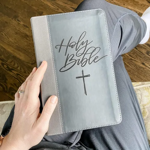 Vista 2 de Biblia de Leathersoft NIV con letras a mano y grabadas con láser, grabado personalizado con nombre disponible, regalo personalizado para bodas