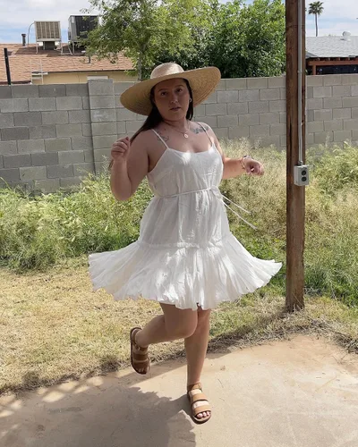 Vista 5 de Onedreamer Vestido de mujer con tirantes delgados en la cintura, nudo cruzado en la parte delantera, dobladillo con volantes, vestido corto