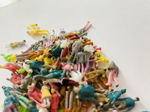 Vista 7 de Xafissy 100 piezas de figuras de escala HO, conjunto de personas en miniatura de resina pintada DIY, mixto sentado y de pie para escenas en miniatura