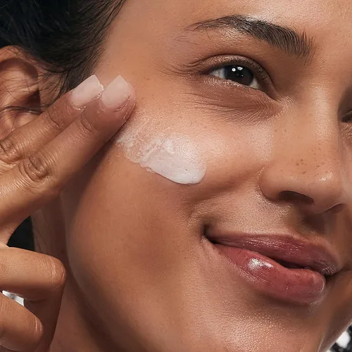 Vista 3 de VASANTI BrightenUp! Exfoliante (0.71 oz) Exfoliante facial físico + químico con resultados instantáneos para una piel suave, tersa y radiante