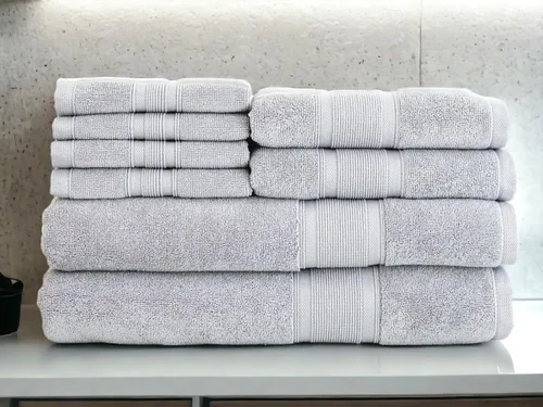 Vista 12 de Juego de toallas navideñas Luzia Color marfil Incluye 1 toalla de baño y 1 toalla de mano con diseños bordados y 2 toallas de baño lisas