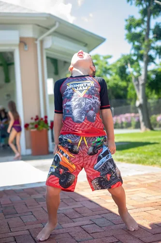 Vista 3 de Monster Jam Megalodon El Toro Loco Grave Digger - Conjunto de traje de baño y protector de erupción para niños pequeños