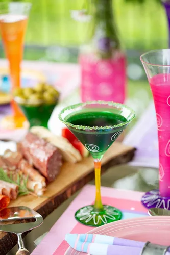 Vista 2 de Juego de 2 vasos de Martini pintados a mano, colección Peruvian Splendor verde oscuro, cristalería pintada a mano por artistas estadounidenses