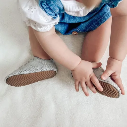 Vista 6 de HARTS Sidekick Best First Walker - Tenis lavables flexibles para mantenerse en el zapato unisex PlateadoGris