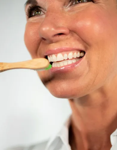 Vista 5 de Woobamboo! Cepillo de dientes de bambú, mango delgado, cerdas suaves, cerdas de nailon sin BPA, ecológico, biodegradable, compostable, vegano
