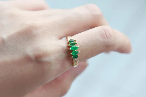 Vista 3 de Gin & Grace Anillo de esmeralda zambiana natural de oro amarillo de 10 quilates con diamantes naturales para mujer, joyería ética, auténtica