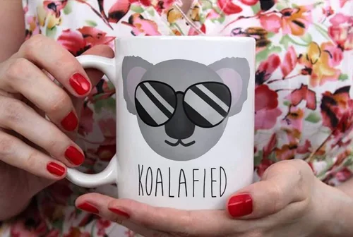 Vista 4 de Fonhark - Taza Koalafied - Calificado Koala Bear Pun Cute Animal Gafas de sol Divertidos Animales Amantes del Café, Taza de Café Novedad de 11 Oz