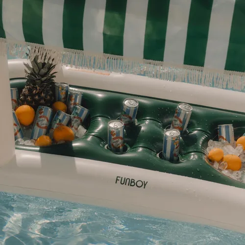 Vista 3 de FUNBOY Estación de bebidas flotante gigante con diseño de cabana de rayas verdes, con toldo de tela removible con flecos, perfecta para fiestas