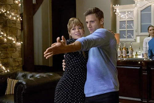 Vista 3 de Hallmark 3-Movie Collection Bottled With Love Follow Me to Daisy Hills Falling for Look Lodge