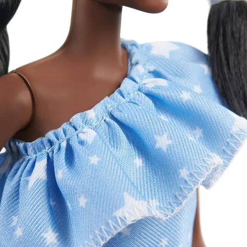 Vista 4 de Barbie Fashionistas - Muñeca #146 con 2 trenzas trenzadas y prótesis de pierna con vestido estampado de estrellas, zapatos blancos y pulsera