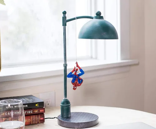 Vista 5 de Lámpara de escritorio LED Spider-Man de Marvel Streetlight Luz nocturna de superhéroe 16 pulgadas