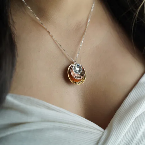 Vista 2 de My Three Treasures - Collar con dije personalizado con discos chapados en plata 925, oro y oro rosa. Personalizado con cualquier palabra o nombre