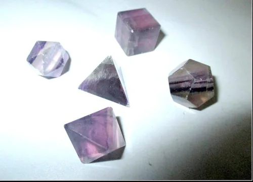 Vista 2 de Juegos de geometría sagrada de flurita púrpura azabache, folleto gratuito Jet International Crystal Therapy 5 piedras platónico sólido sólido grado