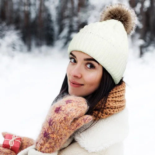 Vista 4 de Livingston Gorro de punto suave de invierno para mujer con pompón de piel sintética