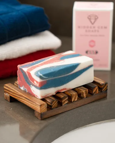 Vista 2 de October Birthstone Turmalina Juego de regalo de 3 piezas de jabón en barra natural, bomba de baño, vaporizador de ducha fabricado en Estados Unidos