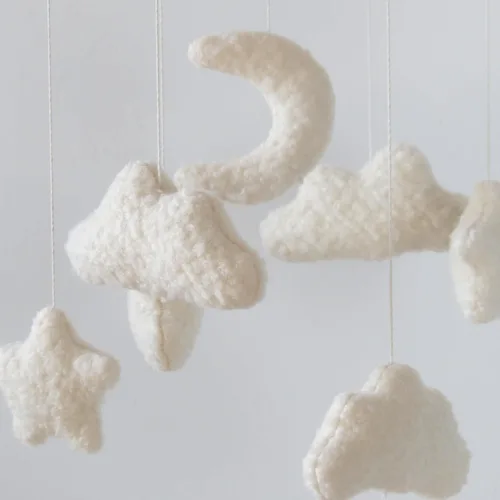 Vista 5 de Cloud Crib Mobile Baby Mobile para cuna Neutral Boho Luna y Nubes Móvil Neutral Guardería Decoración Boucle Mobile Blanco