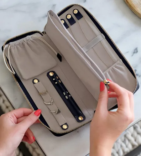 Vista 2 de Estuche organizador de joyas de viaje, para collares, aretes, anillos, pulseras, artículos esenciales de viaje, bolsas de viaje portátiles de moda