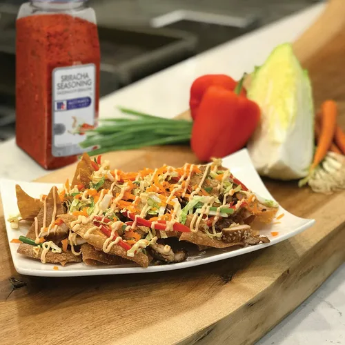 Vista 5 de McCormick Culinary Condimento Sriracha, 22 onzas, un recipiente de 22 onzas de condimentos Sriracha para cocinar, perfecto en salsas, untables