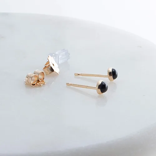 Vista 5 de Juego de aretes pequeños de oro con bisel, bola para cartílago, tragus, hélice, múltiples joyas hipoalergénicas de piedra natal para mujer