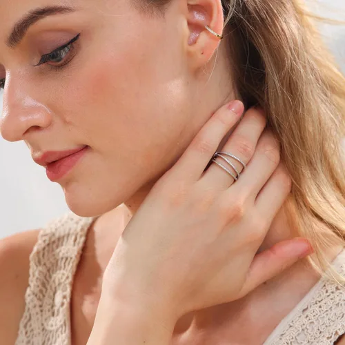 Vista 5 de espere Anillo de tres bandas delicado chapado en rodio de plata esterlina Anillo de eternidad triple de circonita cúbica para mujeres Alianza