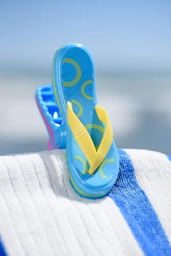 Vista 3 de O2COOL Bocaclips - Pinzas para toallas de playa para sillas de playa, accesorios para patio y piscina - (Chanclas) 2