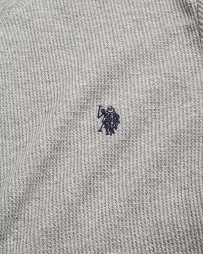 Vista 5 de U.S. Polo Assn. Conjunto de pijama para hombre, camiseta de manga larga de punto gofre de 3 piezas, pantalones de franela y pantalones cortos