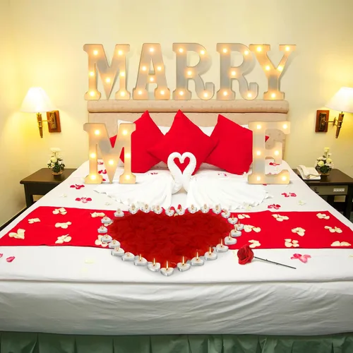 Vista 4 de Baquler Juego de 4052 piezas de decoración romántica para propuestas, letras grandes, pétalos de rosa, velas en forma de corazón, cinta de doble
