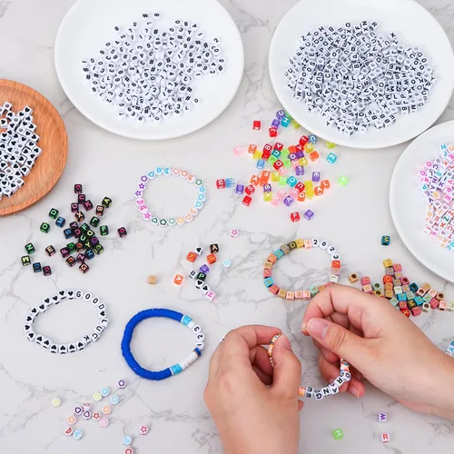 Vista 7 de QUEFE 2000 cuentas de letras en forma de cubo para pulseras, cuentas de números del alfabeto de 9 colores con 1 rollo de cuerda elástica