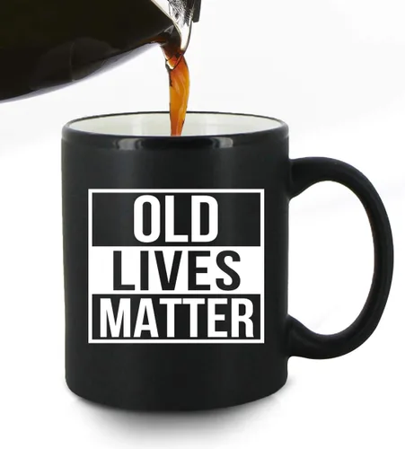 Vista 2 de DU VINO Old Lives Matter Taza de café de 11 onzas, divertido regalo de cumpleaños o jubilación para personas mayores mayores, regalo de broma