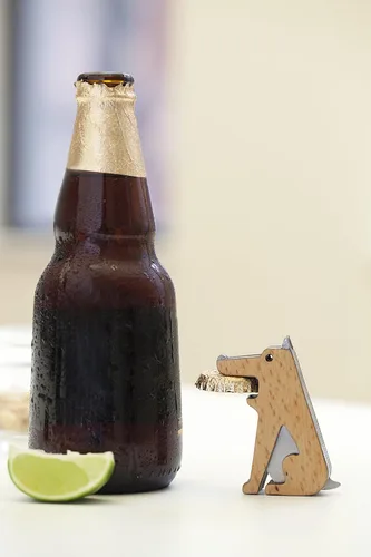 Vista 3 de Kikkerland Fetch! - Abrebotellas de acero inoxidable para perro, divertido accesorio de cocina para el hogar, bar, regalo