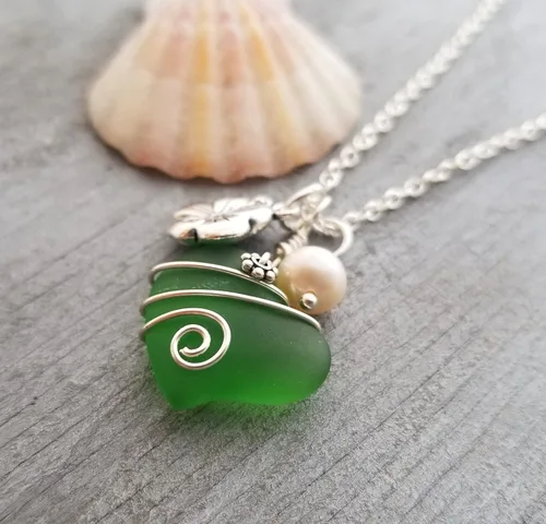 Vista 5 de Yinahawaii Handmade Sea Glass Necklace, Hawaiian Jewelry For Women, Wire Heart Necklace Emerald Necklace Green Necklace, Hibiscus Pearl Necklace