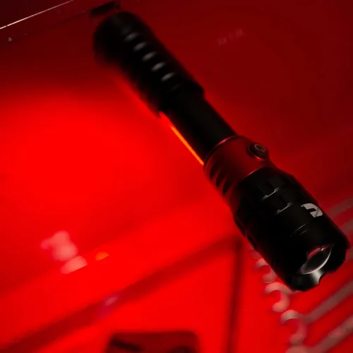 Vista 4 de Cummins CMN35360 Pro Series Pistón Extensible Linterna Recargable 2000 Lumen LED Múltiples Modos de Luz Más Banco de Energía