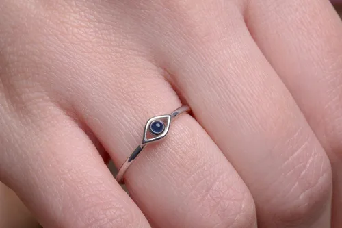 Vista 5 de Elegante joyero Delicado anillo de mal de ojo en oro macizo 9k, 14k y 18k, anillo minimalista de mal de ojo, anillo de mal de ojo de zafiro