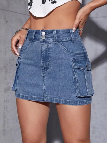 Vista 4 de WDIRARA Minifalda de mezclilla tipo cargo con botones y cintura baja para mujer con bolsillo