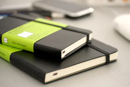 Vista 4 de Moleskine QP060 - Cuaderno clásico, tapa dura, regla horizontal, tamaño grande (ancho x alto x alto): 5.1 x 8.3 in, negro