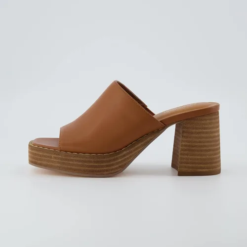 Vista 2 de CUSHIONAIRE Sandalia Keeper suave de una banda de tacón + espuma viscoelástica, anchos disponibles, whisky 11 W, whisky